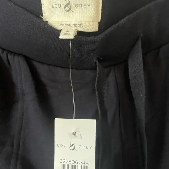NWT Women's Lou & Grey Signature Soft Navy Blue Shorts - Picture 3 of 3